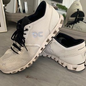 On cloud running shoes Men’s SZ 7.5 fits women’s 9